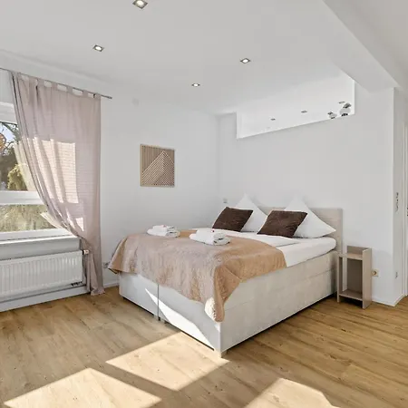 Goldcream - Modern - Netflix - Free Parking Günzburg