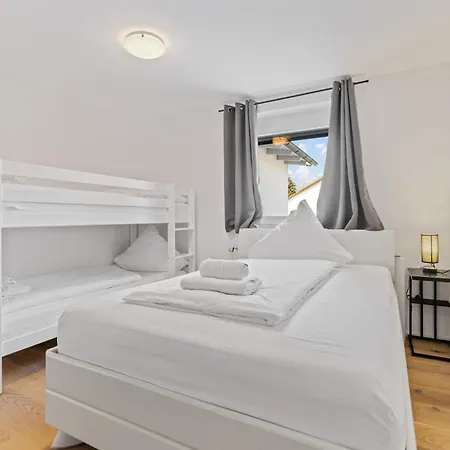 Goldcream - Modern - Netflix - Free Parking Apartment Guenzburg