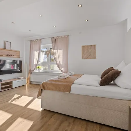 Goldcream - Modern - Netflix - Free Parking * Guenzburg